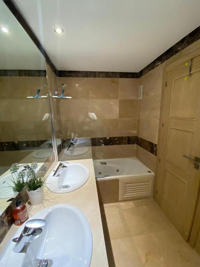 מנילבה Marina Del Castillo, Duquesa Beachfront Apartment מראה חיצוני תמונה